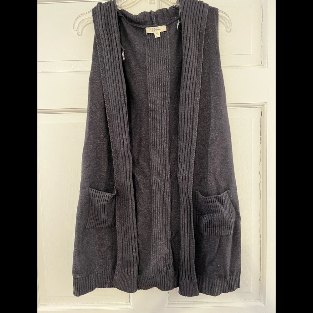 Sleeveless  sweater vest with hood